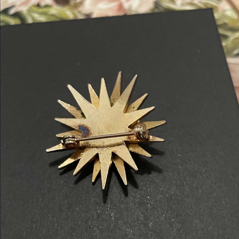 Gold Starburst Brooch with Pearls - Picture 2 of 3